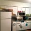 Airport Bunk House Free - WiFi - Parking - Coffee- Long Term Welcome
