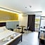Spotlight Hotel near Hundred Islands Wharf