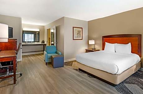 Queen Room with Roll-In Shower - Mobility Accessible/Non-Smoking