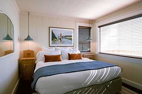Bungalow - Water Front
