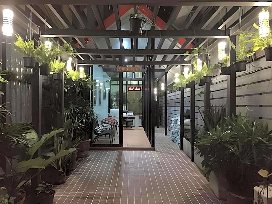 Red Door Samsen Hotel