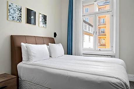 Economy Family Room with Queen Bed and Wall Bed - Non-Smoking