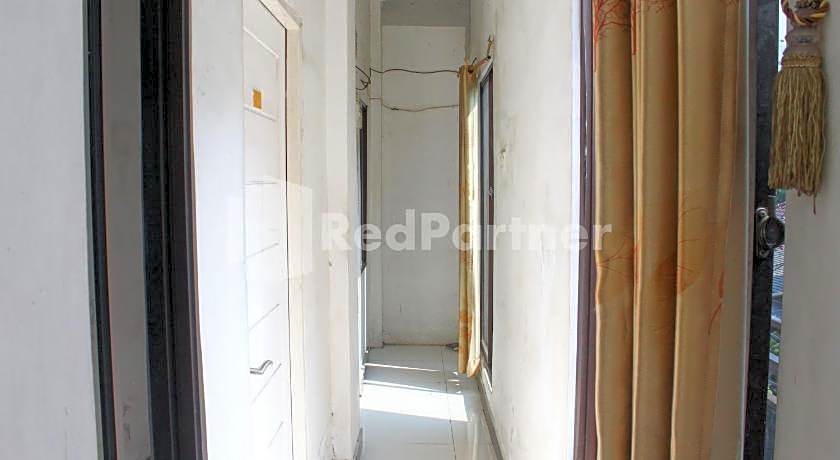 Snow White Residence near Grogol Mitra RedDoorz