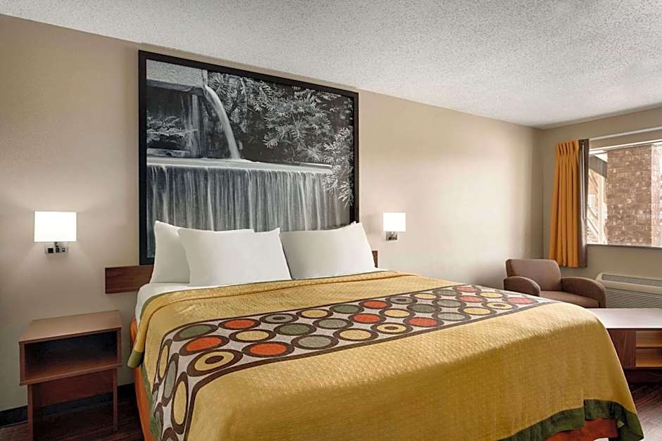 Super 8 by Wyndham Universal City