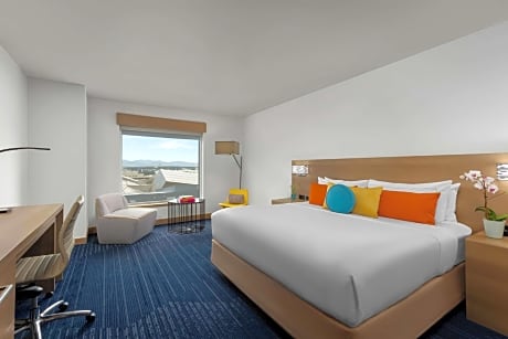 Deluxe King Room with Mountain View - Hearing Accessible