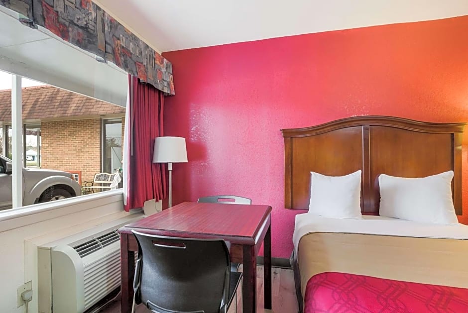 Econo Lodge Parkway/Historic Area