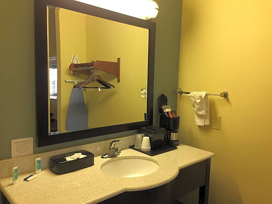 Pearsall Inn and Suites