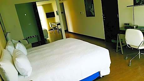 Standard Queen Room - Non-Smoking