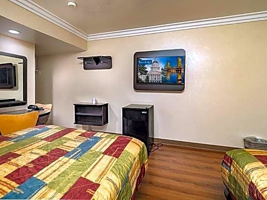 Travelodge by Wyndham Sacramento Convention Center