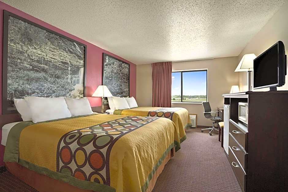 Super 8 by Wyndham Cameron