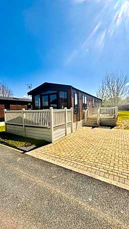 Lottie's Lodge With Hot Tub