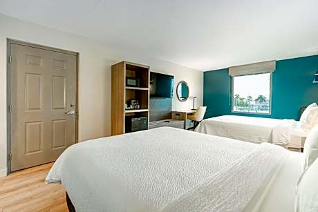 Standard Room with Two Queen Beds - Communications Accessible Tub