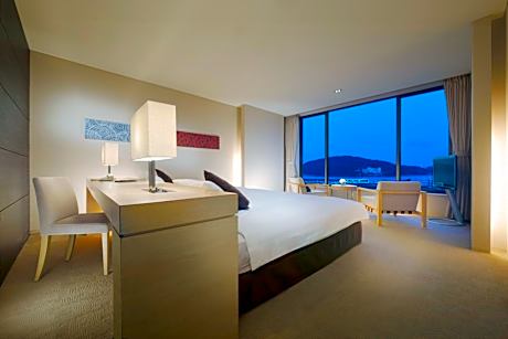 Standard Twin Room with Extra Bed and Harbor View - Non-Smoking