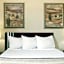 Econo Lodge Inn & Suites
