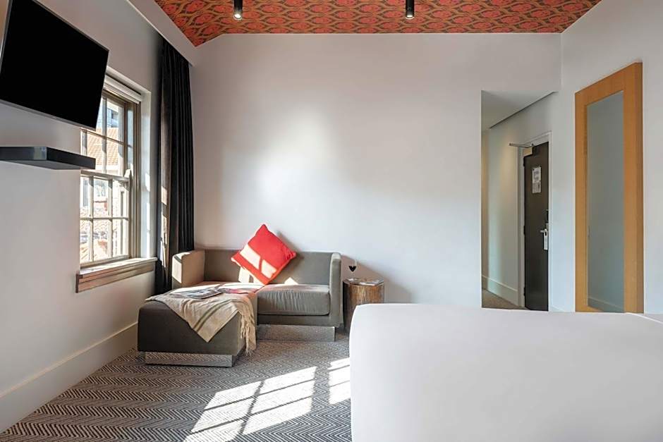 Peppers Gallery Hotel