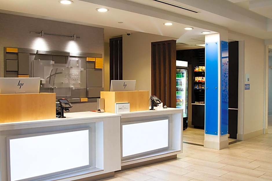 Holiday Inn Express & Suites Overland Park By IHG
