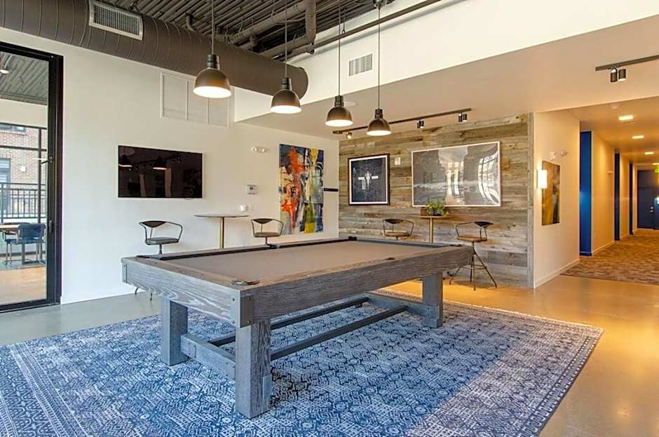 Paid Garage Parking- King Bed-balcony Wd 55" Tv