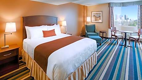 Queen Room with Roll-In Shower - Disability Access