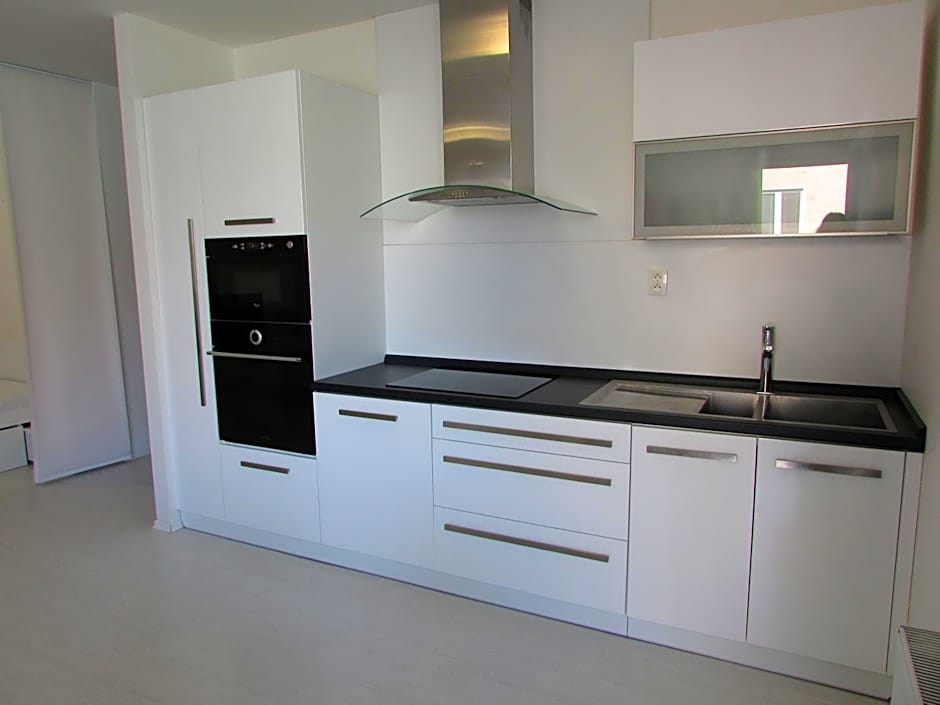 Martin City Stay - Elegant Apartment with Private Parking