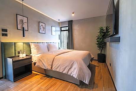 Standard Queen Room