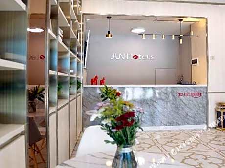 Junyi Hotel(Century Hualian store of Wenzhou Commercial Street)