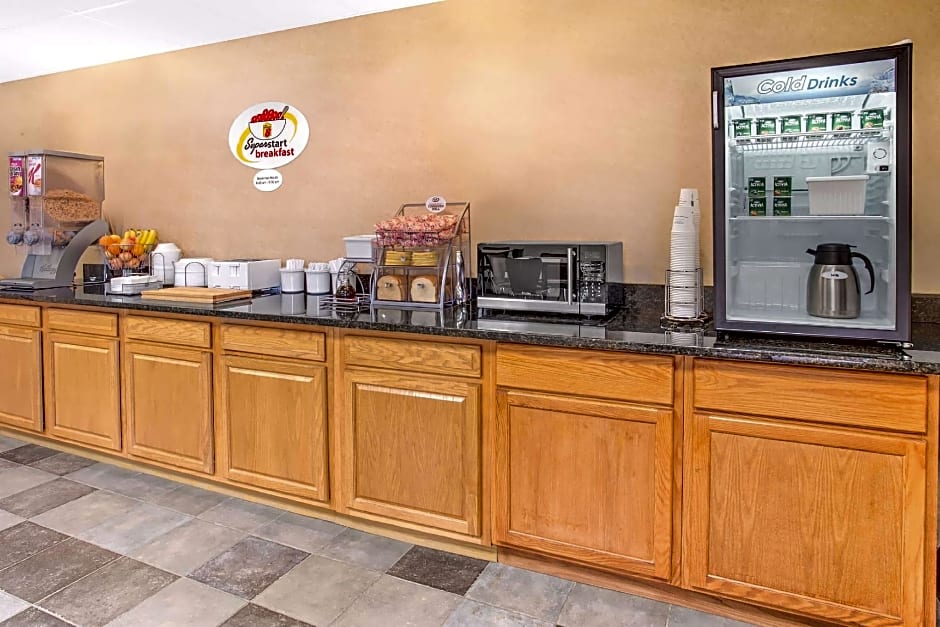 Super 8 by Wyndham Galva