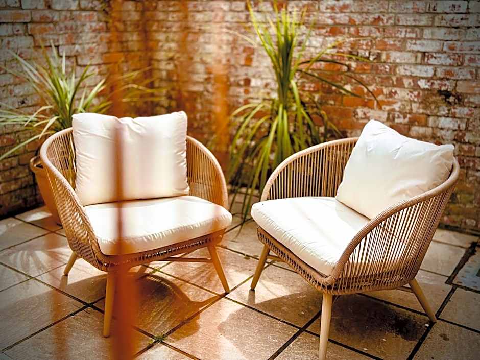 ROOMS AT THE QUAYSIDE - stylish en-suite rooms on Poole Quay all fully refurbed