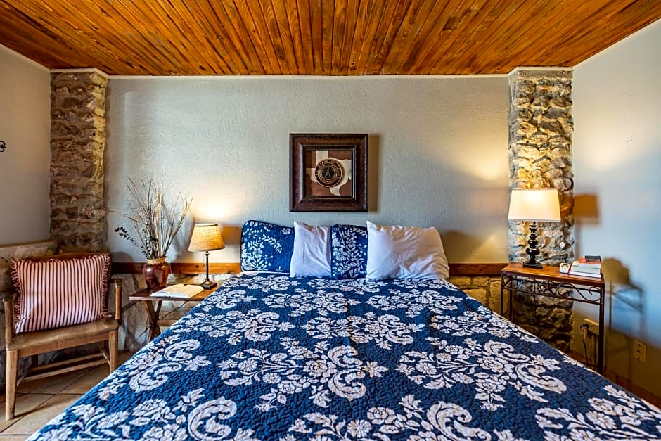 The Historic Leakey Inn
