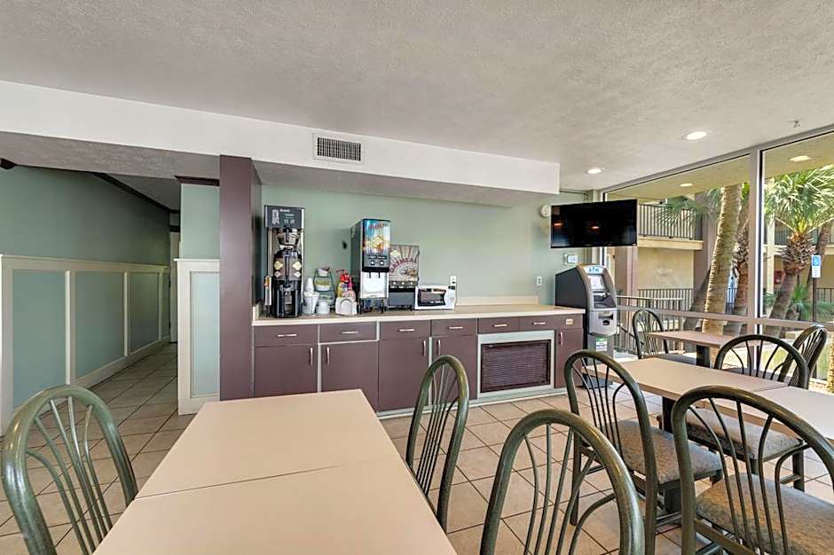 Ramada by Wyndham Panama City Beach / Beachfront