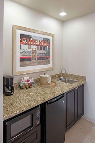1 King Studio Suite W/ Microwave And Minifrig