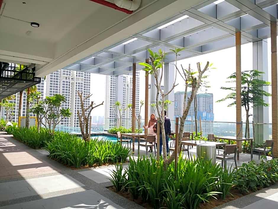 REVO at AURORA PLACE, Pavilion 2, 5 Minutes To AXIATA ARENA BUKIT JALIL FREE WIFI by De Harlequins Guesthouse