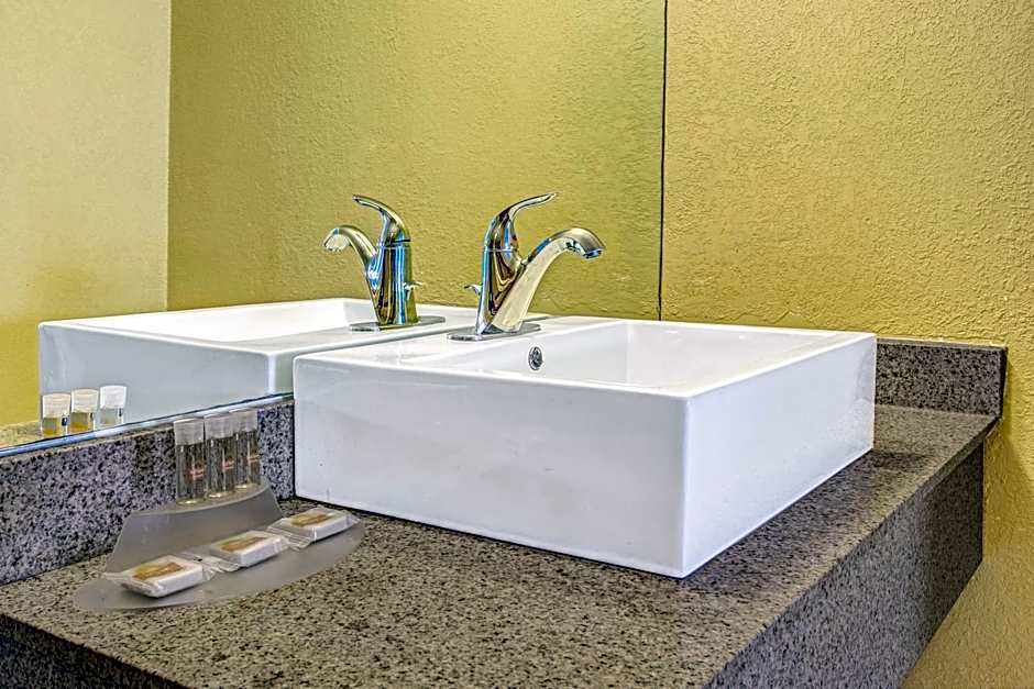 Days Inn by Wyndham St. Petersburg Central