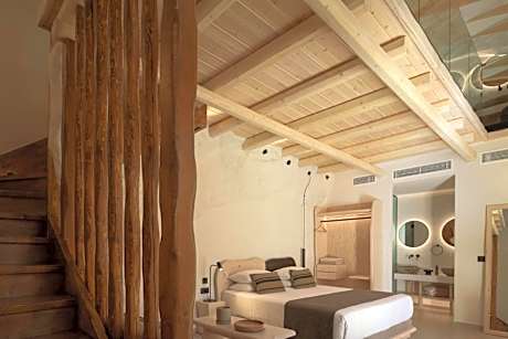 Split-Level Suite with Hot-Tub