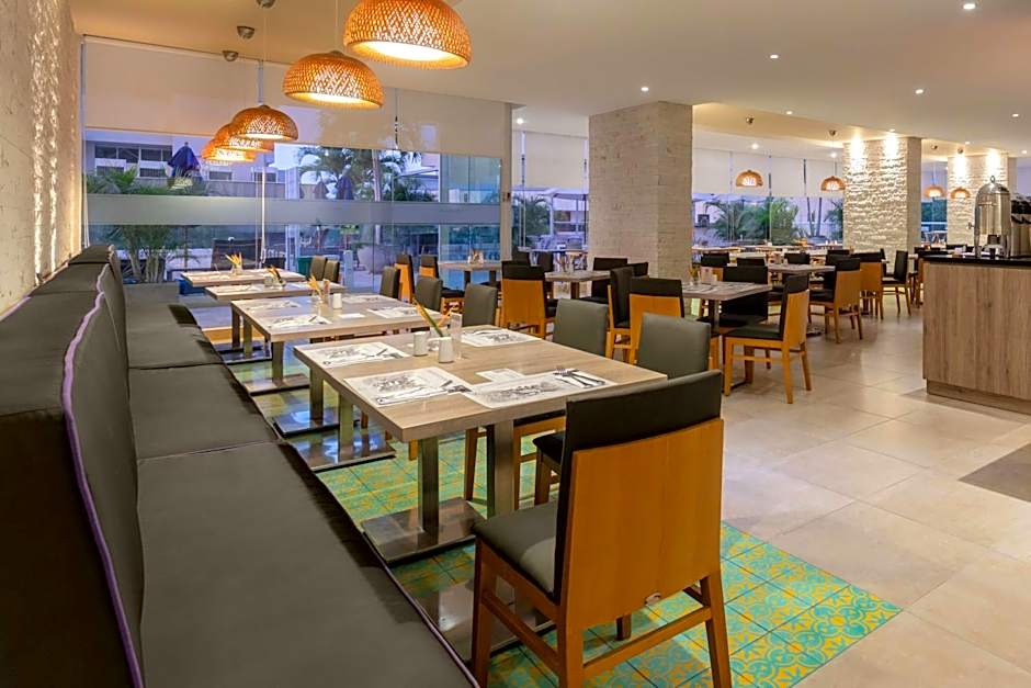 Courtyard By Marriott Santa Marta Resort