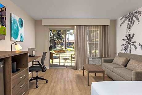Large King Room with Sofa Bed - Non-Smoking