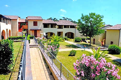 Apartments 4 beds, ground floor with private outdoor area, in Residence with swimming-pool