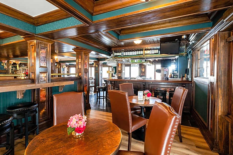 Saddleback Inn at Lake Arrowhead