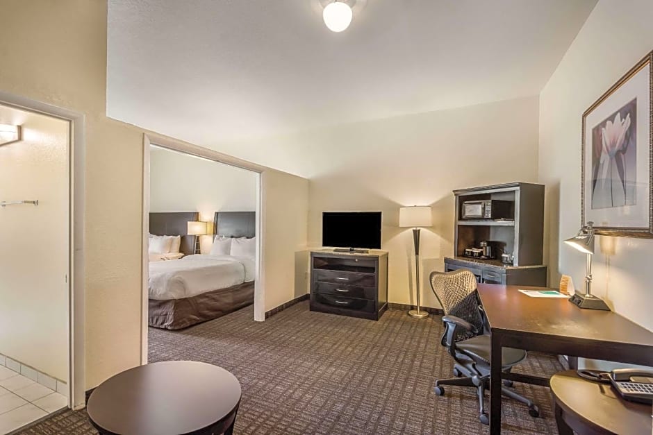 Clarion Inn & Suites Central Clearwater Beach