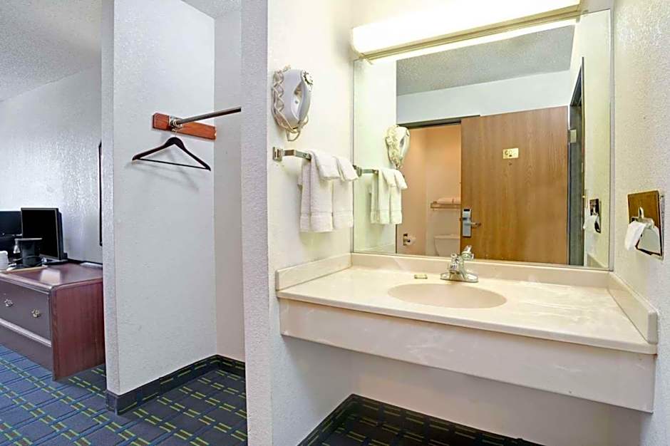 Super 8 by Wyndham Monee