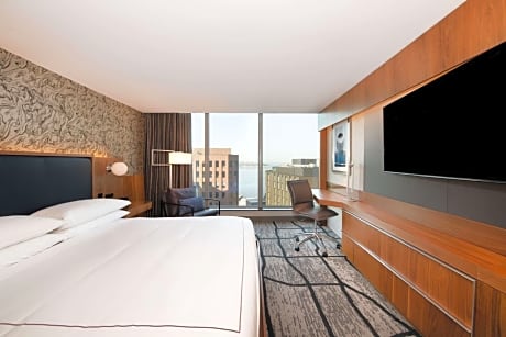 Deluxe King Room with City View - Mobility Accessible with Roll-In Shower