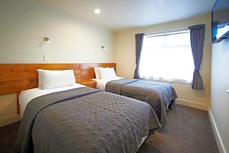 Executive One-Bedroom Apartment - 1 Queen and 2 Single Beds