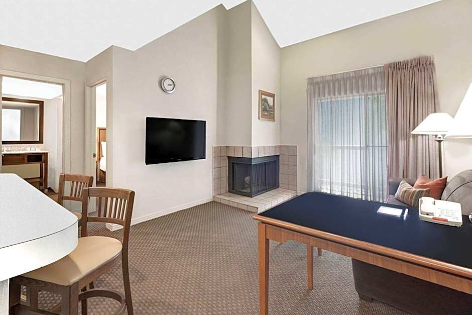 Value Suites Extended Stay - Arlington