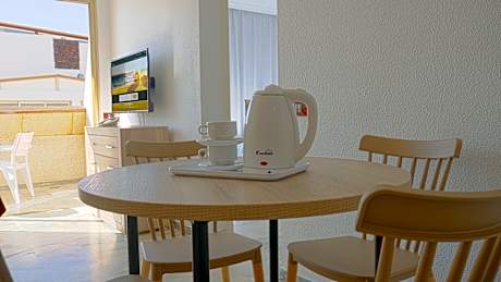 1 BEDROOM APARTMENT BALCONY OR TERRACE