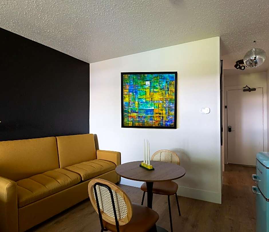 Hotel McCoy - Art, Libations, Pool Society