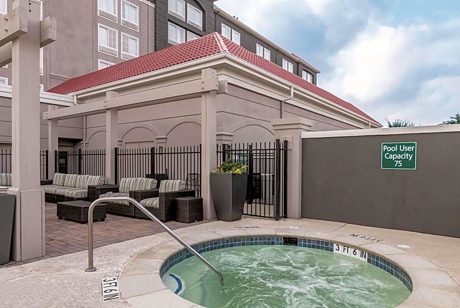 La Quinta Inn & Suites by Wyndham Arlington North Six Flags Drive