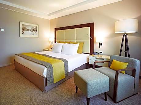 One-Bedroom King Suite with Balcony