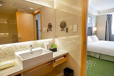 One-Bedroom King Suite - Lounge Access