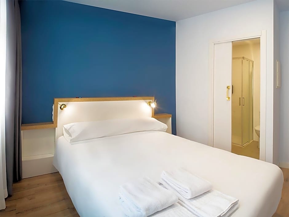 Double Room with Private Bathroom — 4 fotoğraftan 1. fotoğraf
