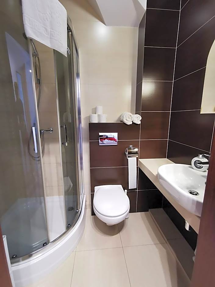 POD DEBEM Kompleks Zeglarsko-Rekreacyjny