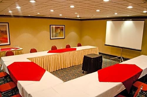 Travelodge Hotel by Wyndham Montreal Airport